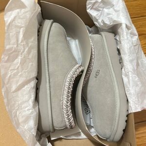 NEVER WORN GREY AND PINK UGG SLIPPERS